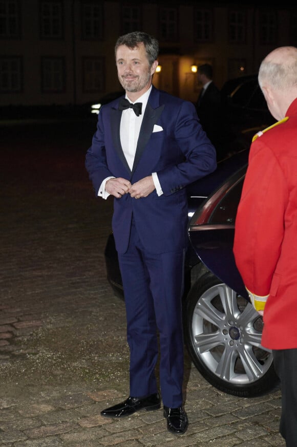 Le prince Frederik de Danemark lors du dîner de gala pour les représentants de l'industrie cinématographique danoise au Palais Fredensborg le 26 octobre 2021.