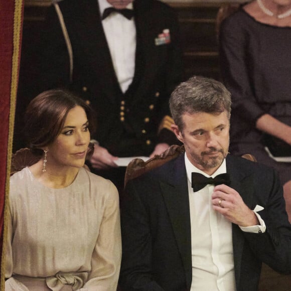 La princesse Mary, le prince Frederik de Danemark, la reine Margrethe II lors du dîner de gala pour les représentants de l'industrie cinématographique danoise au Palais Fredensborg le 26 octobre 2021.