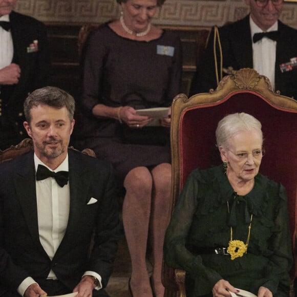 La princesse Mary, le prince Frederik de Danemark, la reine Margrethe II lors du dîner de gala pour les représentants de l'industrie cinématographique danoise au Palais Fredensborg le 26 octobre 2021.