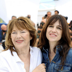 Jane Birkin (habillée en Celine), Charlotte Gainsbourg au photocall du film Jane par Charlotte (Cannes première) lors du 74ème festival international du film de Cannes le 8 juillet 2021 © Borde / Jacovides / Moreau / Bestimage