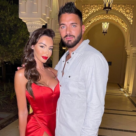 Nabilla Benattia sublime au bras de Thomas Vergara, à Dubaï.