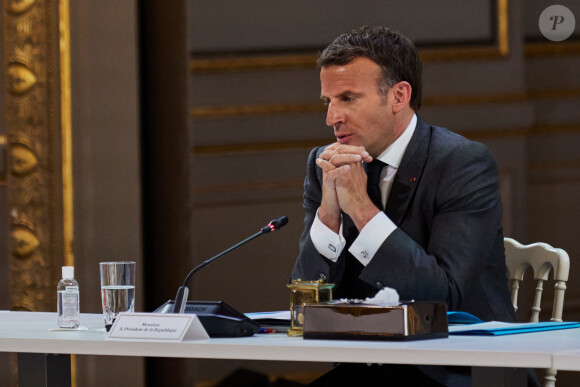 Le président de la République française, Emmanuel Macron lors du conseil des ministres franco-Allemands en visioconférence au palais de l'Elysée à Paris