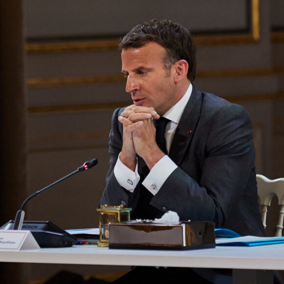 Le président de la République française, Emmanuel Macron lors du conseil des ministres franco-Allemands en visioconférence au palais de l'Elysée à Paris