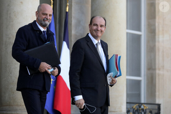 Jean Castex, premier ministre et Jean-Michel Blanquer, ministre de l'Education nationale, de la Jeunesse et des Sports à la sortie du conseil des ministres, le 27 octobre 2021, au palais de l'Elysée, à Paris.