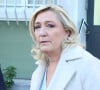 Marine Le Pen, présidente du Rassemblement Nationale (RN) et candidate à la présidentielle française, visite le commissariat d'Alençon, deux jours après la nuit de violences qui a agité le quartier de Perseigne