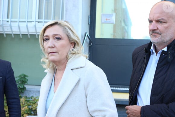 Marine Le Pen, présidente du Rassemblement Nationale (RN) et candidate à la présidentielle française, visite le commissariat d'Alençon, deux jours après la nuit de violences qui a agité le quartier de Perseigne