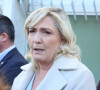 Marine Le Pen, présidente du Rassemblement Nationale (RN)et candidate à la présidentielle française 2022, visite le commissariat d'Alençon, deux jours après la nuit de violences qui a agité le quartier de Perseigne, le 28 octobre 2021.