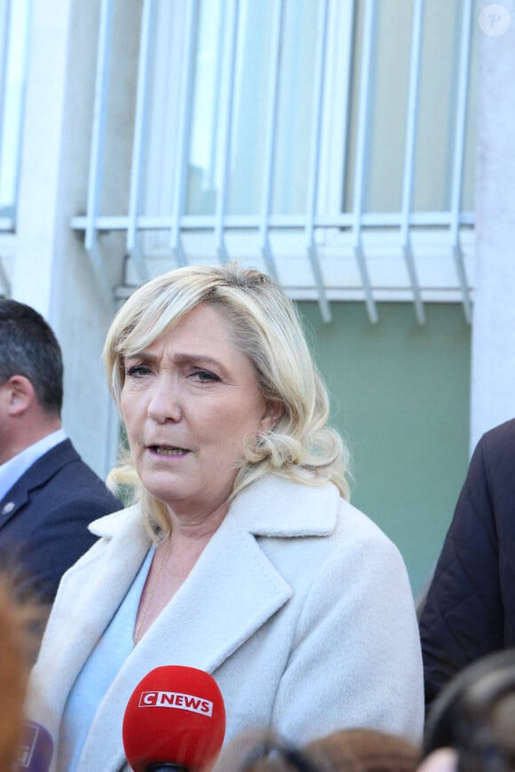 Marine Le Pen, présidente du Rassemblement Nationale (RN)et candidate à la présidentielle française 2022, visite le commissariat d'Alençon, deux jours après la nuit de violences qui a agité le quartier de Perseigne, le 28 octobre 2021.