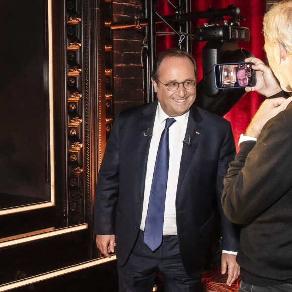 Exclusif - François Hollande, Laurent Baffie - Sur le plateau de l'émission On Est En Direct (OEED) du samedi 30/10/2021, exceptionnellement enregistrée et présentée par L.Salamé et L.Ruquier à Paris le 29 octobre 2021. © Jack Tribeca / Bestimage