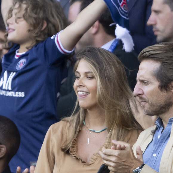 Ophélie Meunier (enceinte) et son mari Mathieu Vergne - People en tribune lors de la rencontre de football Paris Saint Germain PSG contre Clermont (4-0) au Parc des Princes à Paris le 11 septembre 2021 