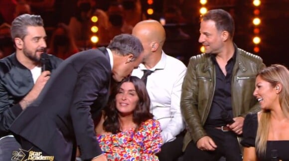 Nikos Aliagas console Jenifer lors du prime des 20 ans de la "Star Academy", sur TF1, le 30 octobre 2021