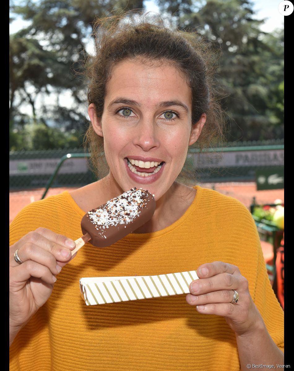 Exclusif - Clémence Castel au bar Magnum lors des Internationaux de France de Tennis de Roland Garros à Paris, le 7 juin 2018. © Veeren/Bestimage