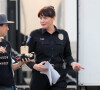 Exclusif - Liv Tyler, habillée en policier, fait une pause sur le tournage de la série 9-1-1: Lone Star à Los Angeles le 15 novembre 2019.