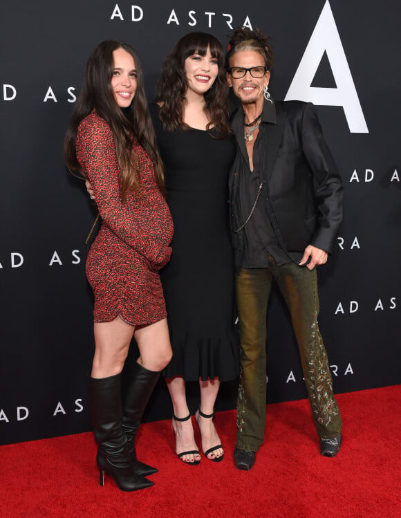 Steven Tyler avec ses filles Liv Tyler et Chelsea Tallarico Tyler enceinte à la première du film "Ad Astra" à Los Angeles, le 18 septembre 2019