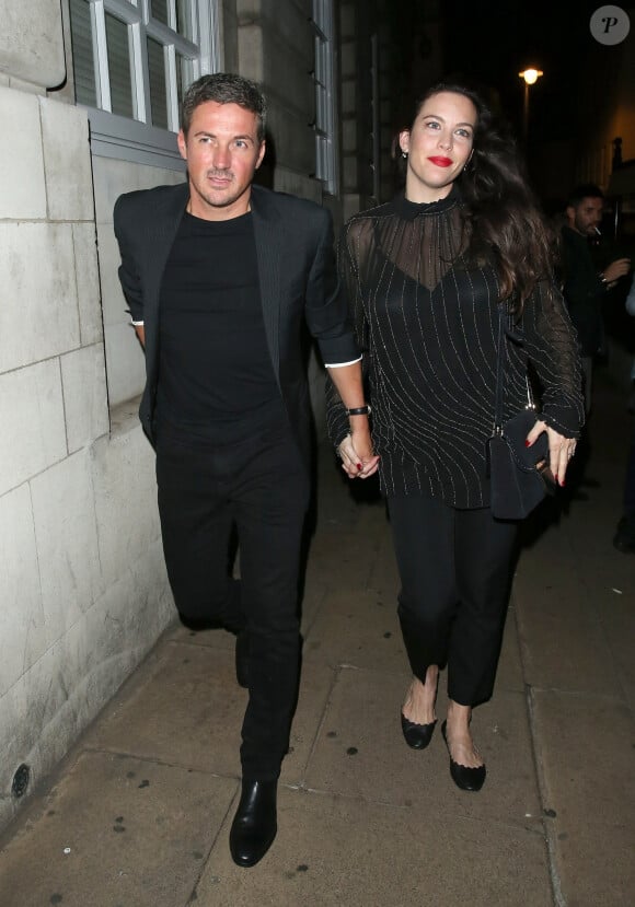 Liv Tyler et son comfiancépagnon Dave Gardner à la sortie de la soirée "Love Magazine" au club "Loulou's" lors de la London Fashion Week à Londres.