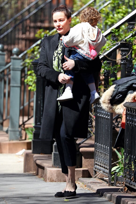 Liv Tyler se promène avec sa fille Lula Rose Gardner à New York le 22 avril 2018.