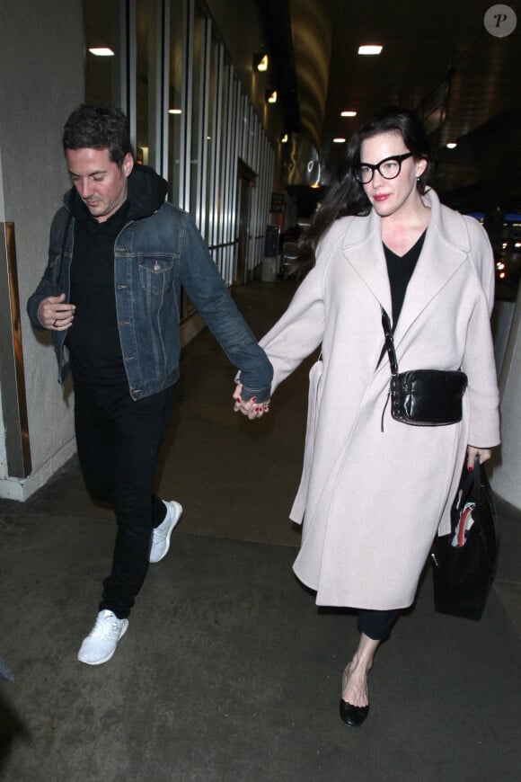 Liv Tyler et son fiancé Dave Gardner arrivent à l'aéroport de LAX à Los Angeles pour prendre l'avion, le 15 avril 2018