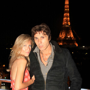 Exclusif - Jean-Luc Lahaye et sa compagne Paola - Dîner au restaurant "Alfredo Positano" à Paris. Le 7 juillet 2020 © Baldini / Bestimage 