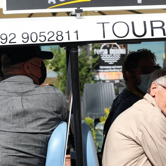 Harrison Ford arrive sur le tournage du film "Indiana Jones 5" à Cefalu en Sicile, le 8 octobre 2021.