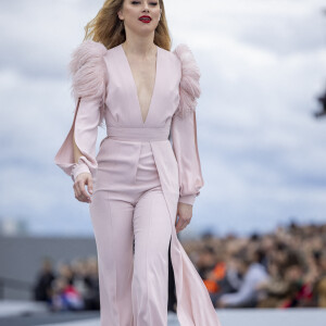 Amber Heard lors du défilé de mode "Le Défilé L'Oreal Paris 2021" lors de la la Fashion Week printemps/été 2022 sur le parvis des droits de l'homme à Paris, France, le 3 octobre 2021. © Olivier Borde/Bestimage