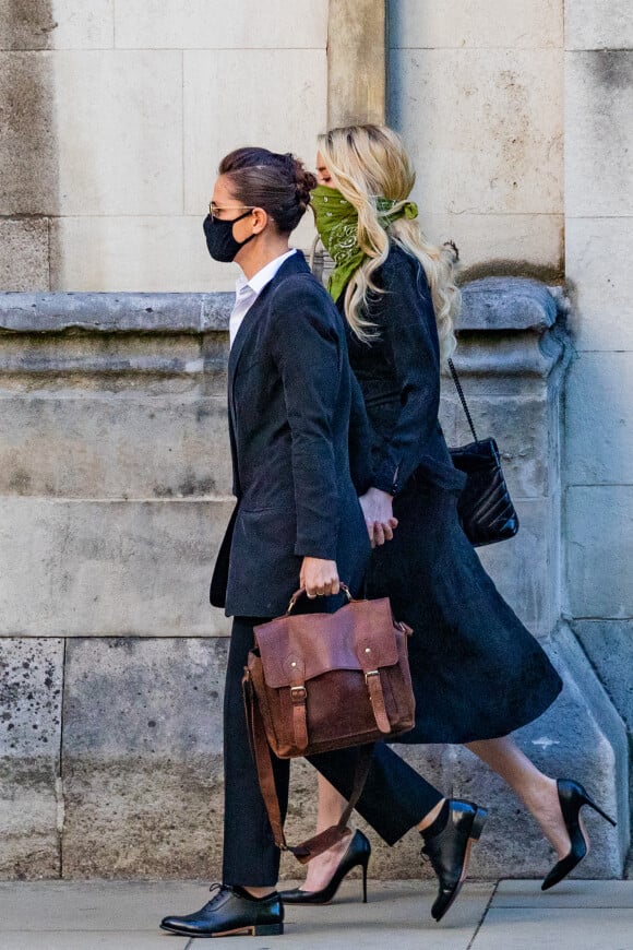 Amber Heard et sa compagne Bianca Butti arrivent, main dans la main, à la Cour royale de justice à Londres, pour le procès en diffamation contre le magazine The Sun Newspaper. Le 10 juillet 2020 © Vedat Xhymshiti / Zuma Press / Bestimage