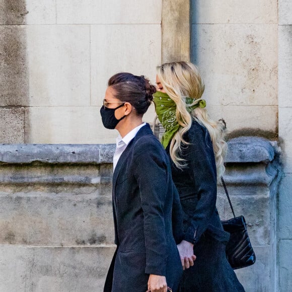 Amber Heard et sa compagne Bianca Butti arrivent, main dans la main, à la Cour royale de justice à Londres, pour le procès en diffamation contre le magazine The Sun Newspaper. Le 10 juillet 2020 © Vedat Xhymshiti / Zuma Press / Bestimage