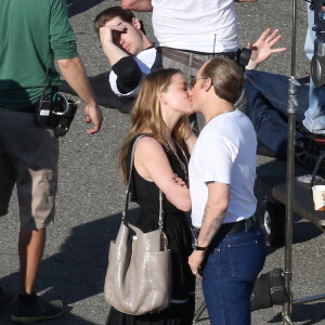 Johnny Depp échange un baiser avec sa fiancée Amber Heard sur le tournage du film "Black Mass" à Boston, le 2 juin 2014.