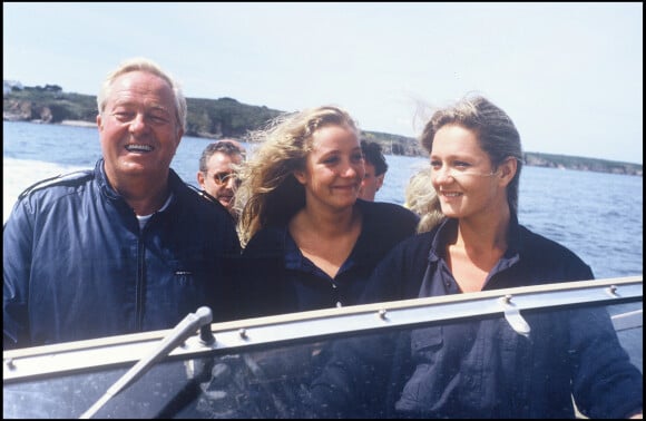 Photo d'archives - Rendez-vous avec Jean-Marie Le Pen et ses filles Marie-Caroline et Marine à la Trinité-sur-mer en 1987