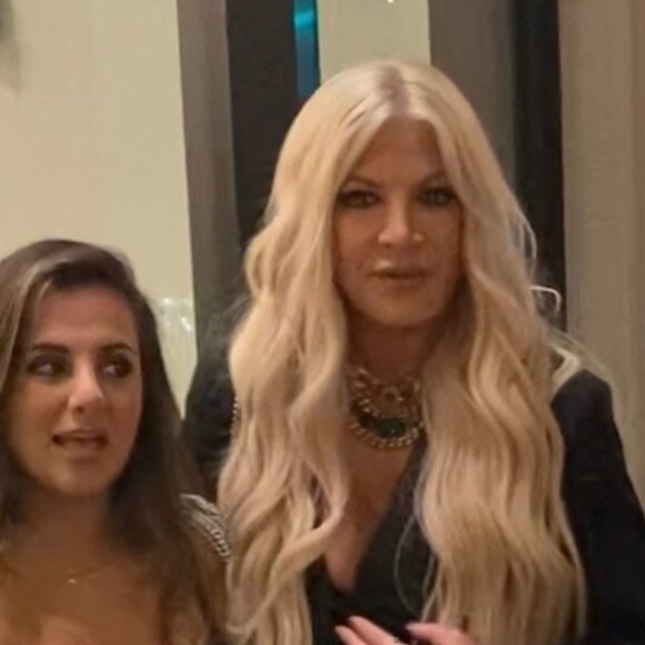 Exclusif - Tori Spelling ne porte plus son alliance lors d'un dîner au restaurant Catch de West Hollywood avec une amie le 6 novembre 2021. 
