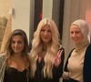 Exclusif - Tori Spelling ne porte plus son alliance lors d'un dîner au restaurant Catch de West Hollywood avec une amie le 6 novembre 2021. 