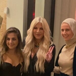 Exclusif - Tori Spelling ne porte plus son alliance lors d'un dîner au restaurant Catch de West Hollywood avec une amie le 6 novembre 2021. 