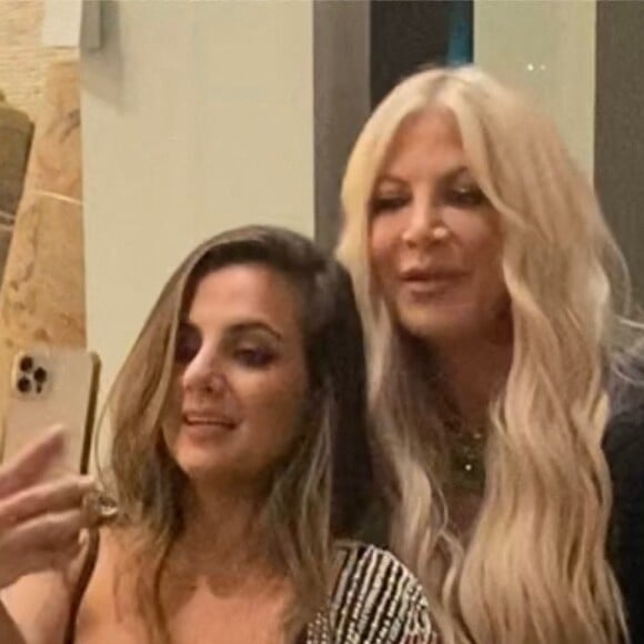 Exclusif - Tori Spelling ne porte plus son alliance lors d'un dîner au restaurant Catch de West Hollywood avec une amie le 6 novembre 2021. 