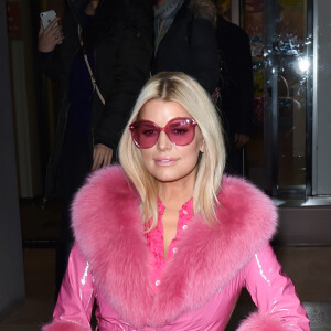 Jessica Simpson, en rose, quitte le studio Buzz Feed à New York, le 4 février 2020.