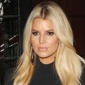 Jessica Simpson habillée en noir à la sortie de l'hôtel Bowery à New York le 4 février 2020.