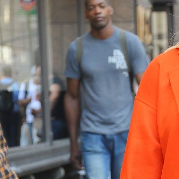 Jessica Simpson porte un long manteau orange dans les rues de New York, le 25 septembre 2019