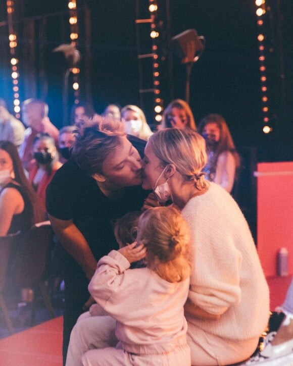 Gérémy Crédeville avec sa femme et leurs deux filles en coulisses de "Danse avec les stars" - Instagram