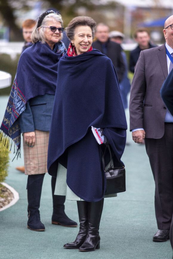 La princesse Anne assiste à la course caritative de la British Horse Society à l'hippodrome de Newbury, le 4 novembre 2021.