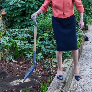 La princesse Anne d'Angleterre a planté le premier arbre étranger dans le cadre du Queen's Green Canopy (la Canopée Verte de la Reine) à l'ambassade d'Angleterre de Paris le 3 octobre 2021. © Nicola Gleichauf - Frank Barylko via Bestimage