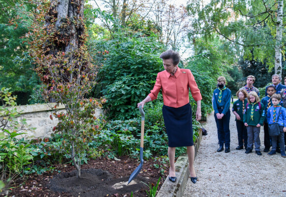 La princesse Anne d'Angleterre a planté le premier arbre étranger dans le cadre du Queen's Green Canopy (la Canopée Verte de la Reine) à l'ambassade d'Angleterre de Paris le 3 octobre 2021. © Nicola Gleichauf - Frank Barylko via Bestimage