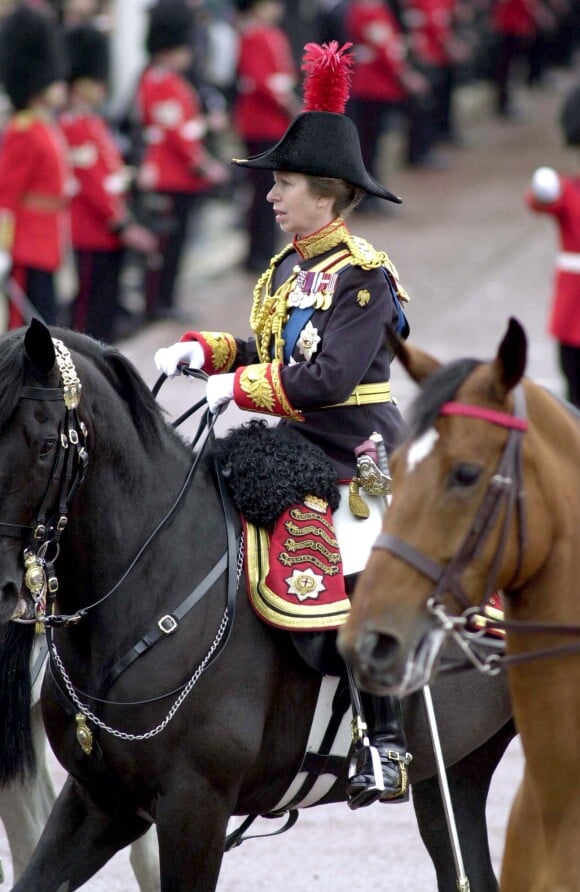 La princesse Anne à cheval pendant la parade Trooping The Colour à Londres en 2001.