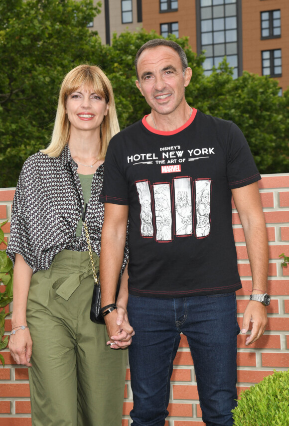 Nikos Aliagas avec sa femme Tina Grigoriou - Photocall à l'occasion de l'inauguration du nouveau Disney's Hotel New York - The Art of Marvel à Disneyland Paris le 26 juin 2021. © Guirec Coadic / Bestimage 