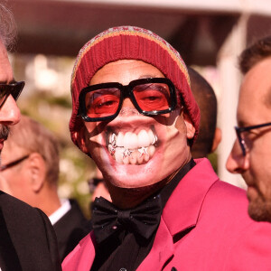 JoeyStarr (masque) - Montée des marches du film " De son vivant " lors du 74ème Festival International du Film de Cannes. Le 10 juillet 2021. © Rachid Bellak / Bestimage 