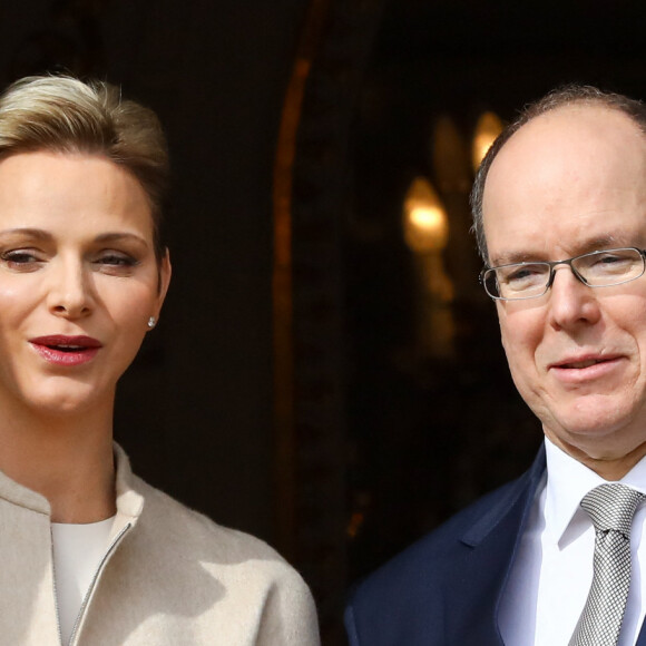 La princesse Charlène et le prince Albert II de Monaco au balcon du palais princier lors de la procession de la Sainte Dévote à Monaco. Le 27 janvier 2017. © Olivier Huitel / Pool restreint Monaco / Bestimage 