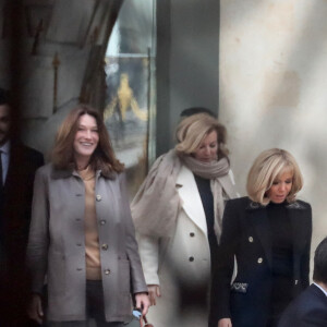 Semi Exclusif - Brigitte Macron raccompagne les anciennes premières dames Carla Bruni-Sarkozy et Valérie Trierweiler après un déjeuner au palais de l'Elysée à Paris le 24 janvier 2019.