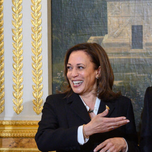 Emmanuel Macron, president de la Republique francaise, Kamala Harris, vice-présidente des Etats-Unis, son mari Douglas Emhoff, Brigitte Macron - Dîner des chefs d’Etats et de Gouvernements, des chefs des Organisations internationales, des acteurs du numérique ainsi que des partenaires du Forum au palais de l'Elysée à Paris. Le 11 novembre 2021 © Stéphane Lemouton / Bestimage