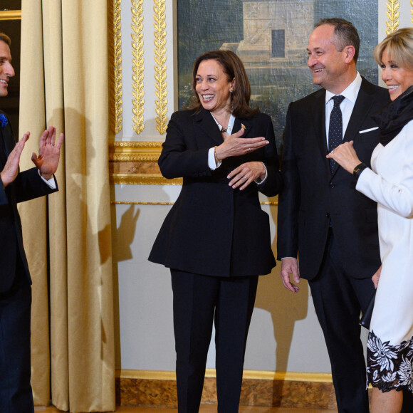 Emmanuel Macron, president de la Republique francaise, Kamala Harris, vice-présidente des Etats-Unis, son mari Douglas Emhoff, Brigitte Macron - Dîner des chefs d’Etats et de Gouvernements, des chefs des Organisations internationales, des acteurs du numérique ainsi que des partenaires du Forum au palais de l'Elysée à Paris. Le 11 novembre 2021 © Stéphane Lemouton / Bestimage