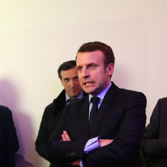 Exclusif - Ismaël Emelien à la gauche d'Emmanuel Macron, accompagné de sa femme Brigitte dans les coulisses - Emmanuel Macron, candidat à l'élection présidentielle pour son mouvement "En Marche!" lors de la première confrontation entre les cinq principaux candidats à la présidentielle 2017 lors du "Grand Débat" sur le plateau de TF1 et LCI à Aubervilliers, France, le 20 mars 2017. © Sébastien Valiela / Bestimage