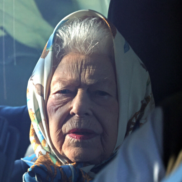 La reine Elisabeth II d'Angleterre conduite autour de sa résidence de Sandringham alors que la souveraine s'est vue préconiser du repos par ses médecins. Le 6 novembre 2021. 