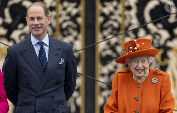 La reine Elisabeth II d'Angleterre au lancement du Queen's Baton, relais des Jeux du Commonwealth 2022, au palais de Buckingham à Londres, Royaume Uni, le 7 octobre, 2021.