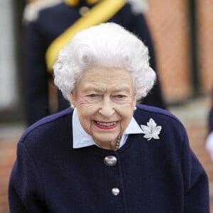 La reine Elisabeth II d'Angleterre rencontre des membres du Royal Regiment of Canadian Artillery au château de Windsor. 